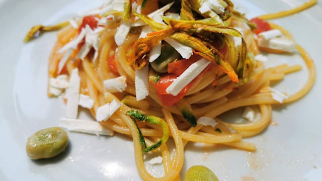 Spagnettoni primavera con verdurine fresche e ricotta salata