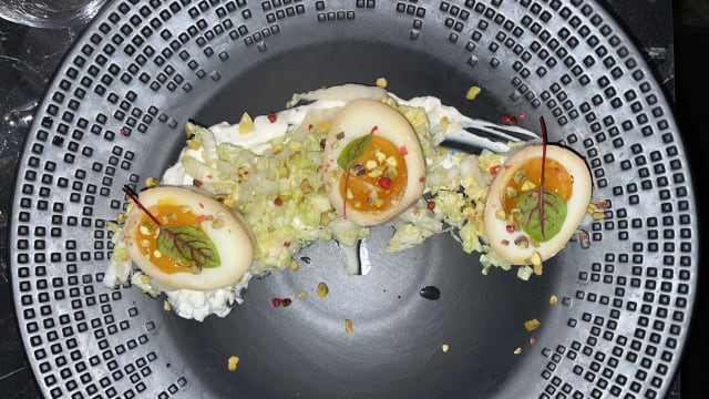 Œufs tamago sur un lit de chou japonais, accompagné de yaourt grec salé 