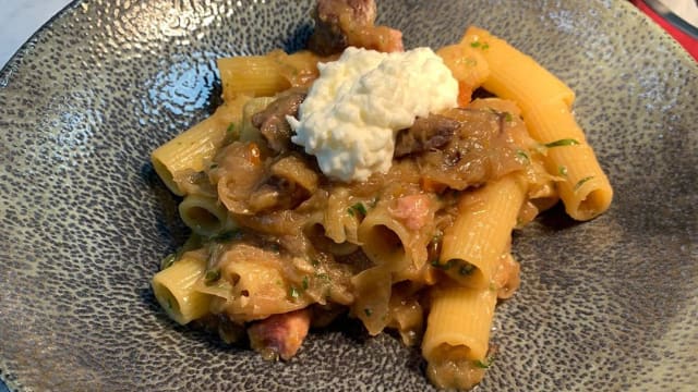 RIGATONI ALLA GENOVESE DI TONNO E STRACCIATA DI BUFALA CAMPANA