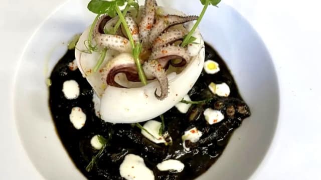 Zuppetta al nero di seppia fonduta di grana e seppia scottata