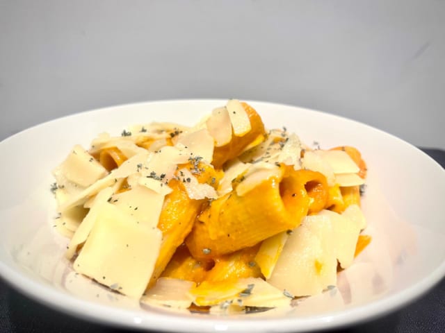 Rigatoni al forno con tomate