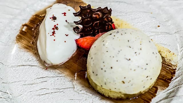 Bavarois de trufa y helado de leche de pimienta rosa