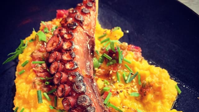 Poulpe grillé, purée potimaron, vierge de petits condiments 