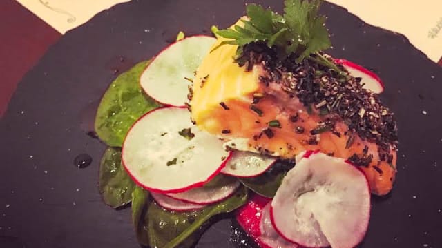salmone in crosta di erbe