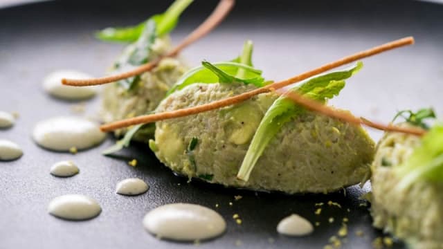 Émietté de crabe et avocat fumé