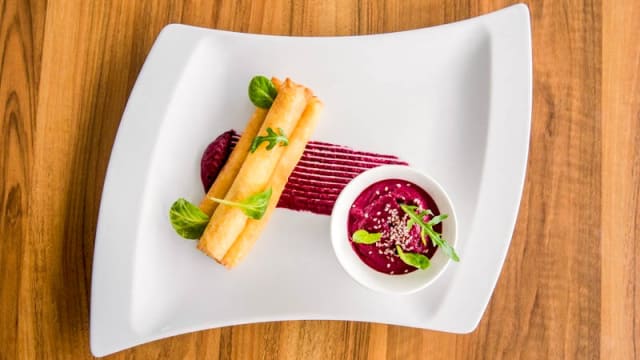 Cigare au chèvre et houmous de betterave