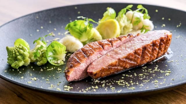 Filet de canette des Dombes rôti, déclinaison de choux