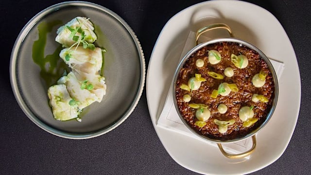 Arroz de bacalhau caramelizado, piparras marinadas com limão