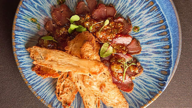 Lombinho ibérico curado com ervas finas, vinagreta de figo e croissant em tostas
