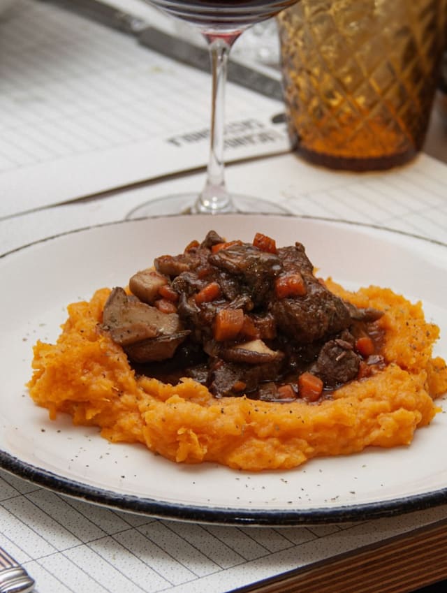Brasato di cinghiale con puré di patate e zucca