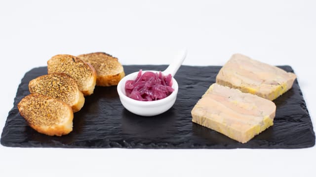 Foie gras d’anatra fatto in casa con pane tostato e cipolla caramellata
