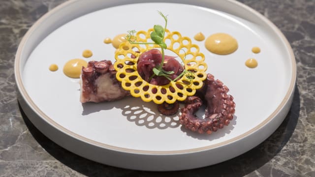 Polpo con crema di ceci e cipolla rossa