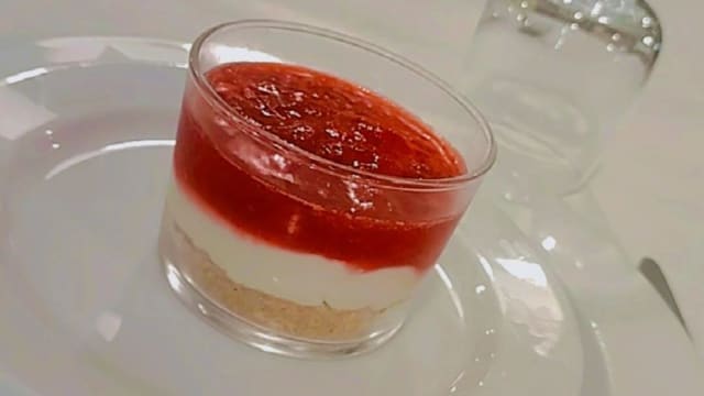 Cheesecake de morango na taça 