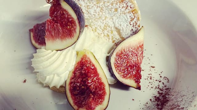 Feuilleté de ganache montée au #chocolat blanc et vanille avec ses figues fraîches 
