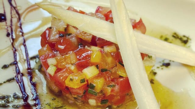 Tartare de tomates d’antan, melon, granny et vinaigrette au miel  et framboise