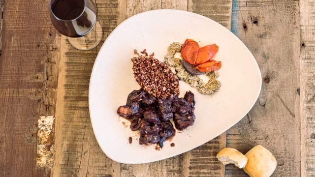 Daube de Poulpes cuits lentement dans du vin rouge