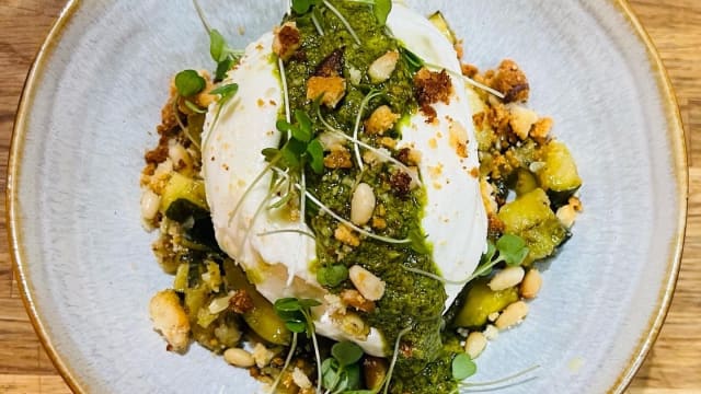 Burrata crémeuse, pesto de roquette à la pistache, courgettes grillées
