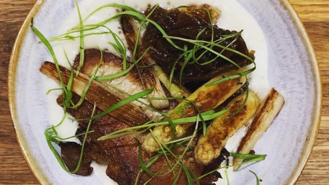 Poitrine de porc ibérique rôtie, espuma de ratte, compotée d'oignons et asperges blanches.