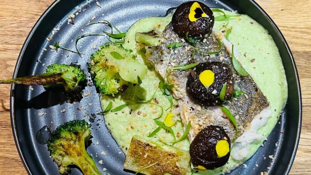 Merlu snacké, espuma de brocolis à la noisette, shitaké grillés.