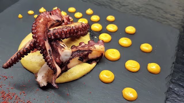 Tentacoli di Polpo scottati su crema di patate arrosto con maionese alla Paprika affumicata.