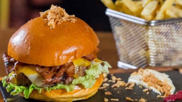 AMERICAN BACON CHEESE BURGER