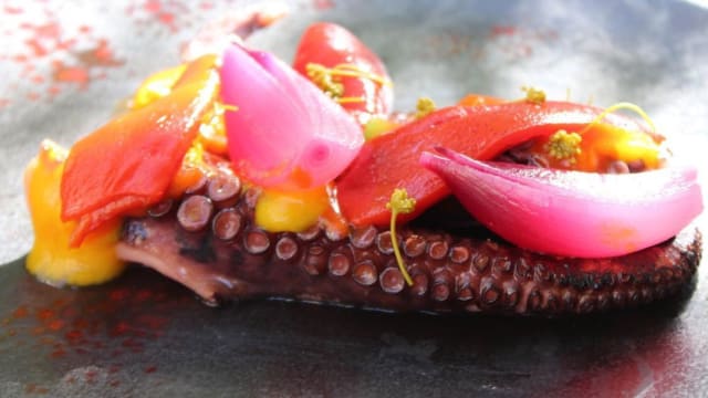 Polpo BBQ, cipolla rossa, peperone e caruselle  