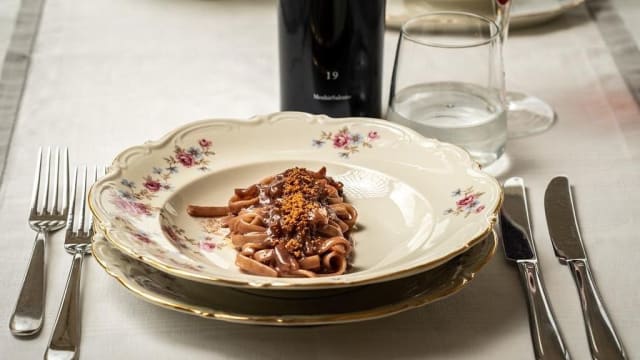 Fettuccine al Negroamaro N°Zero, cipollotto e guanciale