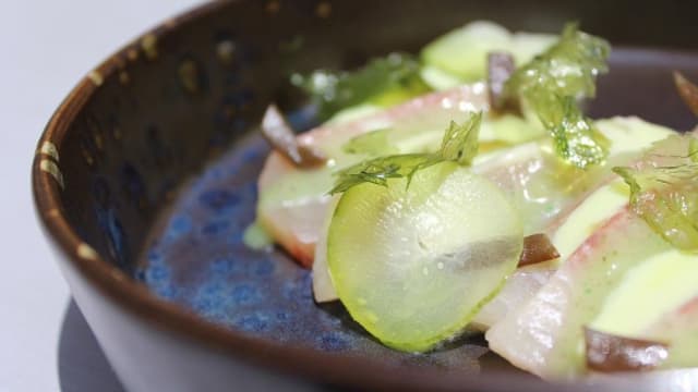 Sashimi di ricciola, alghe, sedano e meloncella