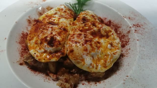 Huevos con Cremoso de Jamón