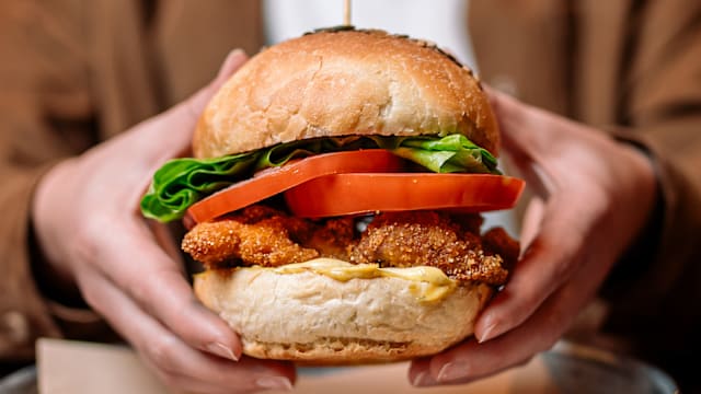 il Ruspante con pollo fritto, lattuga romana, pomodoro e salsa mediterranea