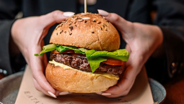 il Classico con hamburger di Fassona Piemontese Presidio Slow Food, pomodoro, insalata, maionese e ketchup