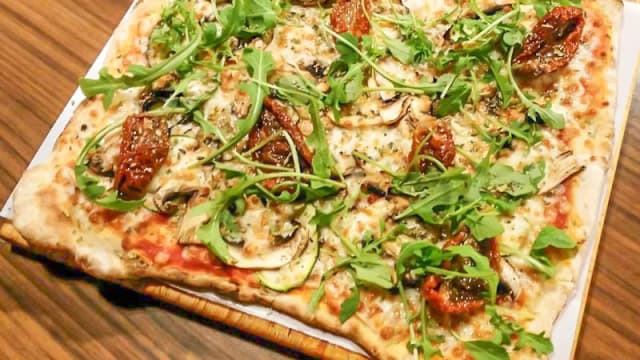 Pizza rucola y tomate secos