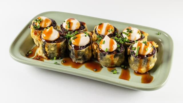 Roll tempurizado con harina de garbanzo y relleno de boniato y espinaca, con un toque de creamcheese