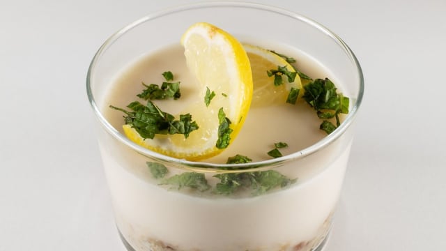 CREMOSO DE LIMÓN CON MENTA FRESCA Elaborado con leche de coco y limón y un toque de menta frescas. Base de anacardos y dátiles.