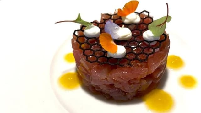Tartare di tonno con tzatzi e gel di aranciaki 
