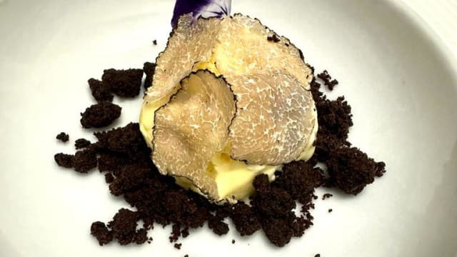 Gelato alla crema su crumble di cacao ,olio evo e tartufo