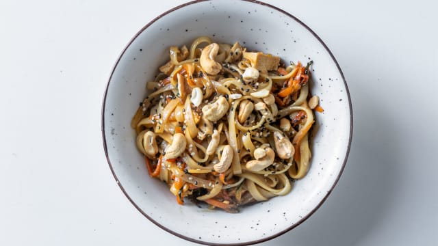Pad Thai de fideos de arroz con verduritas salteadas,huevo, anacardos y aceite de sésam (A ESCOGER:  Ternera, Pollo o Vegano)
