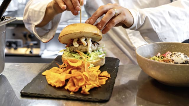 Burger 100% ternera con verduritas y nuestra mayo japonesa.