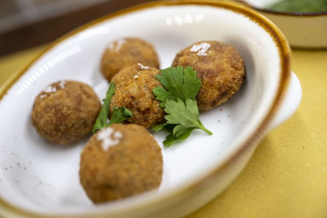 Polpette di lampredotto e salsa verde / Lampredotto meatballs and green sauce