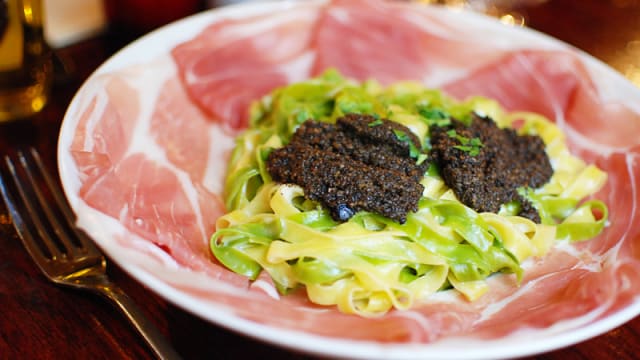 Paglia et fieno alla crema di tartufo et prosciuto crudo