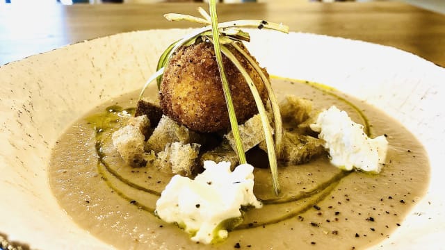 Uovo croccante con crema di castagne e cioffi di panna al gorgonzola 