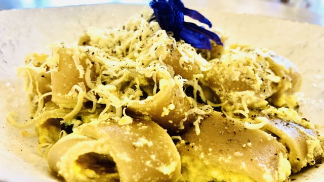 Calamarata (100% grano duro senatore cappelli ) con ricotta, uvetta e zafferano 