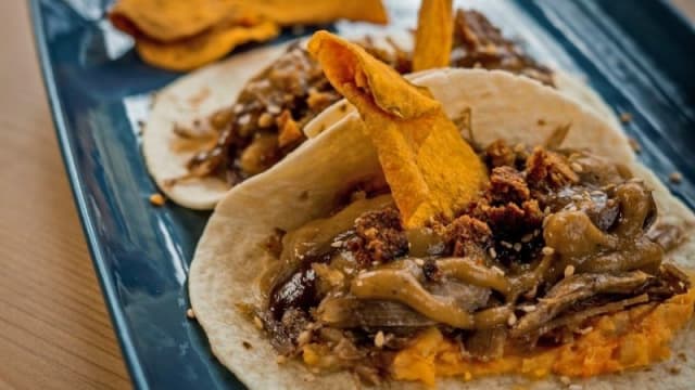 Taco especial de Confit de pato con salsa de tamarindo