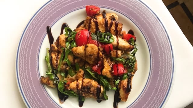 Straccetti di pollo croccante con pomodori rucola e aceto balsamico