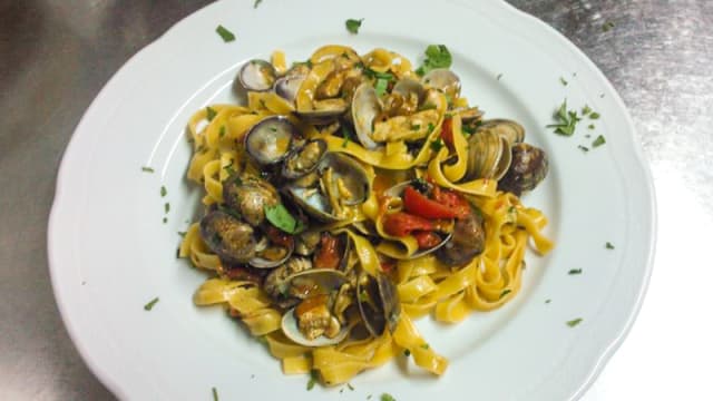 Tagliatelle con vongole veraci e funghi porcini