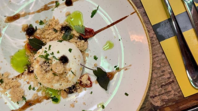 Cheesecake di caprino con mostarda di fichi, pomodorini confit e olio al basilico