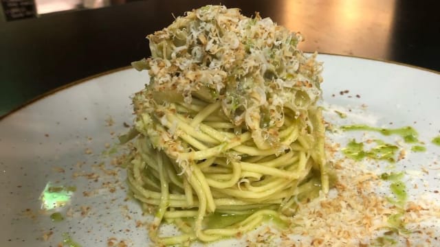 Tagliolini con carciofi, salsa al limone e ricotta di fossa affumicata