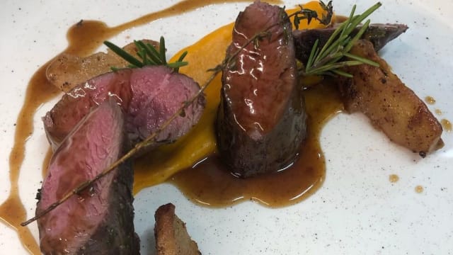 Filetto di cervo con pere speziate e salsa di carote
