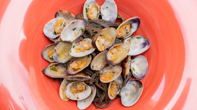 Linguine al nero di seppia, vongole e bottarga