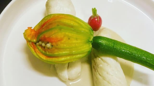 Filet de turbo sauce sauge et citronnelle, fleur de courgette farcie aux perles de couscous